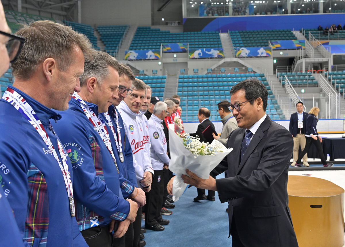 세계 시니어 컬링대회 시상식 이미지