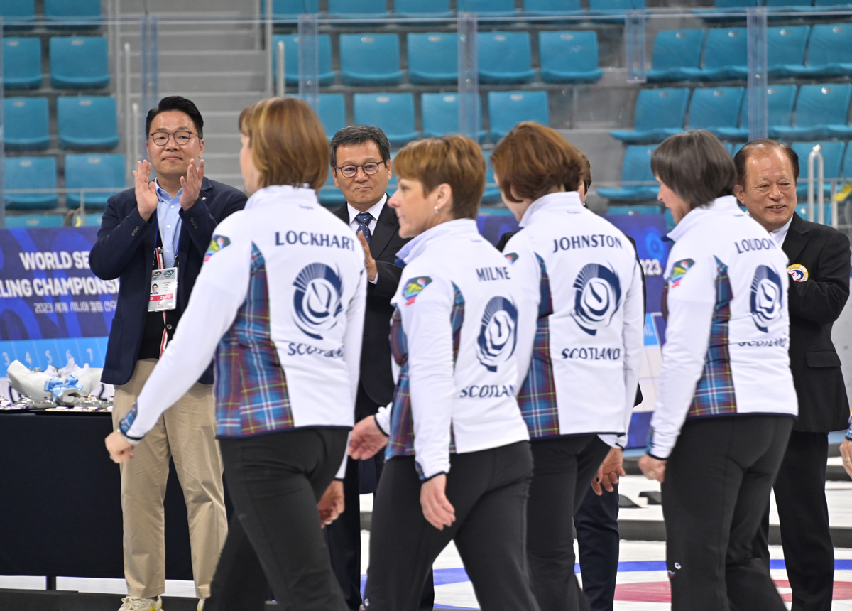 세계 시니어 컬링대회 시상식 이미지