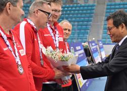 세계 시니어 컬링대회 시상식 썸네일 5