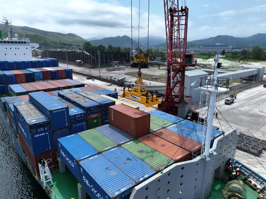 江陵市玉溪港迎来第一艘进港国际班轮集装箱船