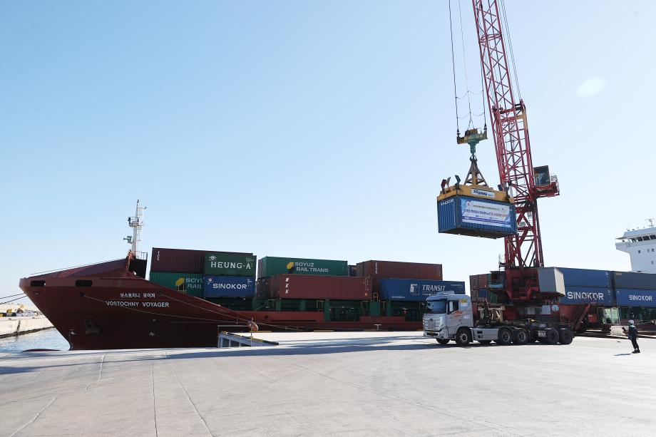江陵市の輸出企業、玉渓港で対ロシア輸出品を初出荷