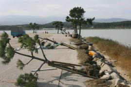 경포호수변 시설물 폭우로 피해를 입어 이미지